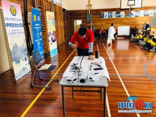 圖為廣西教師在展示國畫技藝　鐘欣　攝