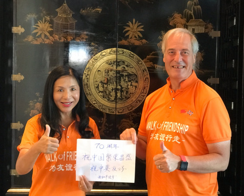 李雪琳與貝茨勛爵共同祝福中國。(受訪者供圖)