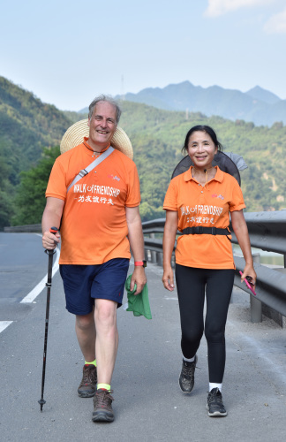 李雪琳與貝茨勛爵在徒步中。(受訪者供圖)