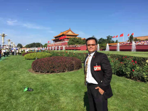 圖為美國(guó)《新世界時(shí)報(bào)》董事長(zhǎng)倪濤參加70周年抗戰(zhàn)勝利活動(dòng)。(受訪者供圖)