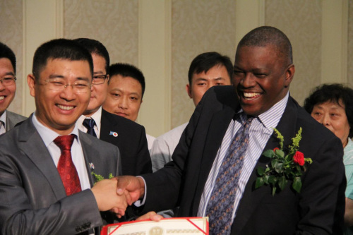 博茨瓦納總統(tǒng)馬西西向南庚戌頒發(fā)擔(dān)任華人慈善基金會(huì)主席證書。受訪者供圖