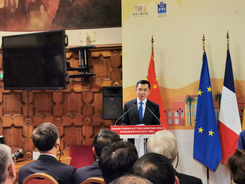 中國(guó)駐法大使盧沙野致辭。(法國(guó)《歐洲時(shí)報(bào)》/靖樹 攝)