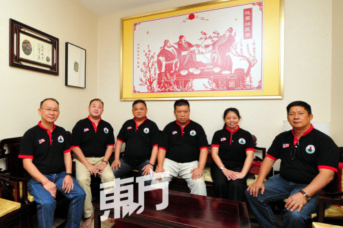 孫櫓華率領(lǐng)馬來西亞關(guān)公文化推廣中心理事們介紹關(guān)公文化館。(馬來西亞《東方日報(bào)》/楊金森 攝)