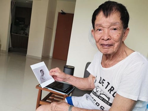 何國堅(jiān)拍了一輩子照片，還是覺得黑白照片耐久耐看。(新加坡《聯(lián)合早報(bào)》/徐伏鋼 攝)