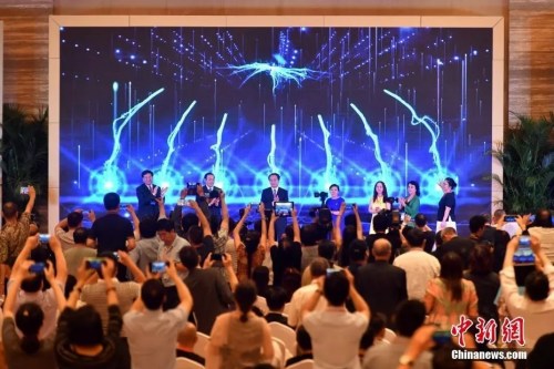 　資料圖：2017年9月11日，第九屆世界華文傳媒論壇在福州舉行閉幕式。圖為閉幕式上舉行世界華文媒體合作聯(lián)盟官方網(wǎng)站改版上線儀式和全球華語視頻資訊共享中心啟動儀式。<a target='_blank' >中新社</a>記者 呂明 攝