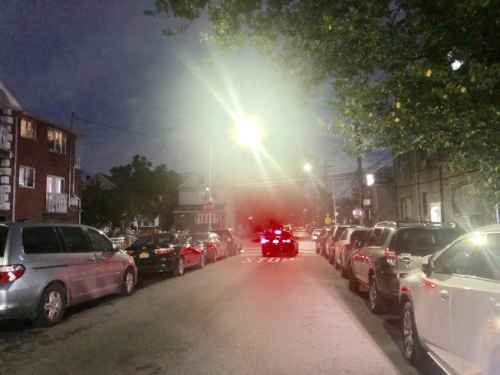 圖為嫌犯冒充警察入室搶劫這條街上的華人家庭。(美國《世界日報》 朱蕾/攝)