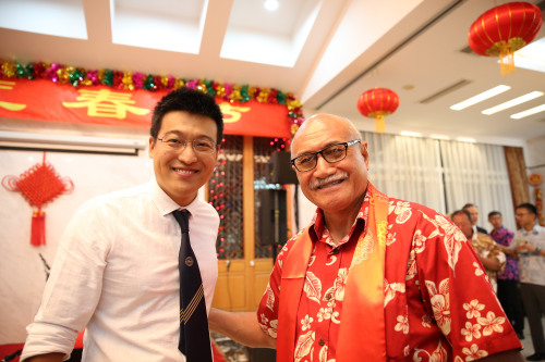 2017年春節(jié)，楊鴻濂與時任斐濟總統(tǒng)孔羅特在春節(jié)招待會上合影留念。(圖片來自受訪者)