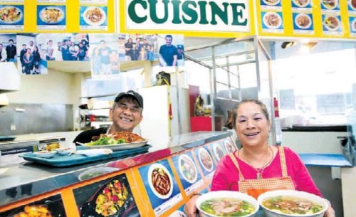 　Tony和Ming Chan以及他們的女兒Katie，共同經(jīng)營的中華快餐。（圖源：新西蘭天維網(wǎng)）