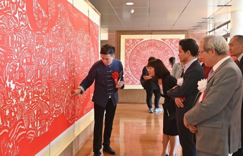 暢楊楊為來(lái)賓介紹剪紙作品。(圖片來(lái)源：山梨學(xué)院大學(xué)孔子學(xué)院)