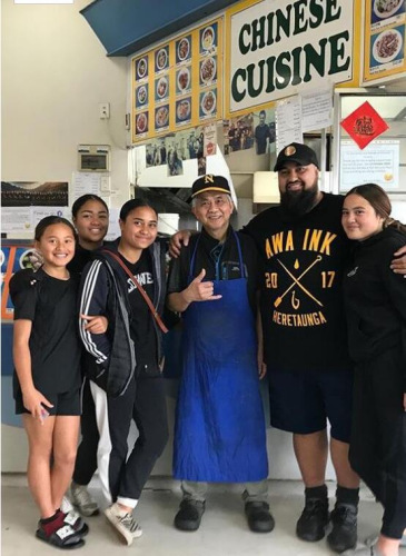 新西蘭奧克蘭的Chinese Cuisine關(guān)門，食客前來合影留念。(圖源：新西蘭天維網(wǎng))