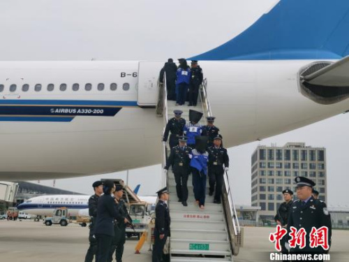 10月15日，河南公安機(jī)關(guān)將136名電信網(wǎng)絡(luò)詐騙犯罪嫌疑人從老撾押解回國，涉及國內(nèi)多省市區(qū)的1200余起電信網(wǎng)絡(luò)詐騙案件成功告破?！Ⅸi 攝