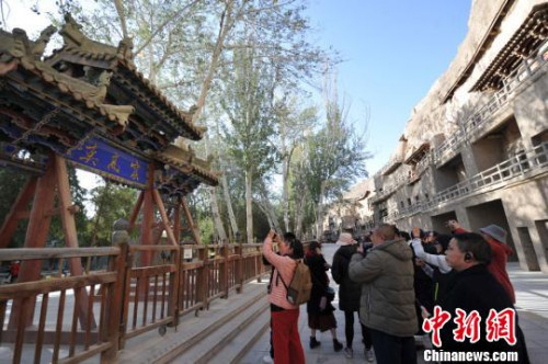 海外華文媒體高層代表走進(jìn)敦煌莫高窟?！钇G敏　攝