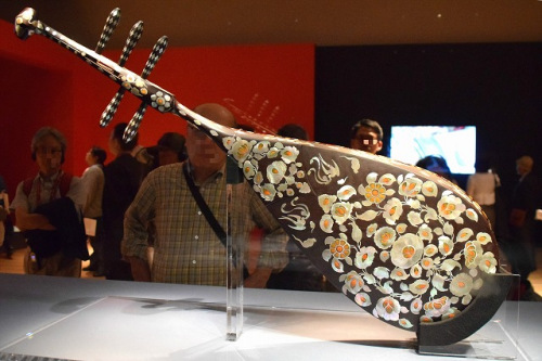 東京國立博物館展出的螺鈿紫檀五弦琵琶(背面)。(日本《中文導(dǎo)報》/張石 攝)