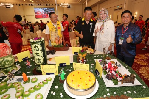 部分與會(huì)嘉賓在“關(guān)公宴”上合影留念。(馬來(lái)西亞《東方日?qǐng)?bào)》/劉維杰 攝)