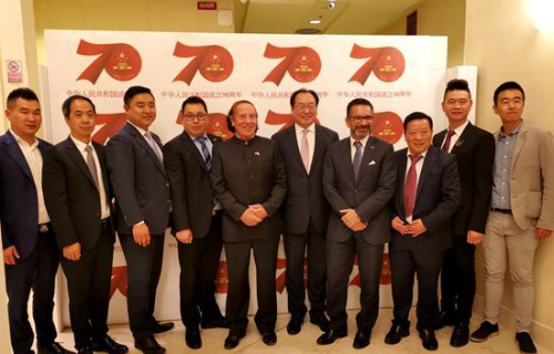 圖為圣馬中友協(xié)主席泰倫齊、中國對外友協(xié)副會長宋敬武和當?shù)貎S胞合影。(歐聯(lián)社 博源/攝)