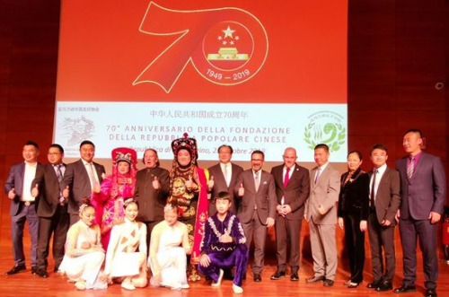 圖為圣馬中友協(xié)主席泰倫齊、中國對外友協(xié)副會長宋敬武和演員合影。(歐聯(lián)社 博源/攝)