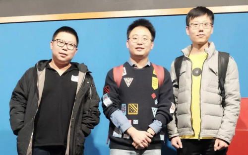 圖為旅西留學(xué)生王子晨、王玉和格爾樂圖接受《歐洲時報(bào)》采訪。（《歐洲時報(bào)》 林碧燕/攝）