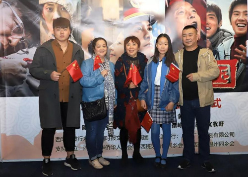 圖為車先生（右一）攜全家及員工一起觀影，并接受《歐洲時報(bào)》采訪。（《歐洲時報(bào)》 林碧燕/攝）