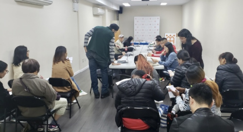 紐約法拉盛人口普查招聘會(huì)吸引眾多民眾參加。(美國(guó)《世界日?qǐng)?bào)》/朱蕾 攝)