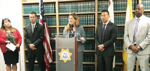 舊金山臨時地檢長樂素詩宣布，將要求法官收押僑領(lǐng)遇襲案的嫌犯。(美國《世界日報》/李秀蘭 攝)