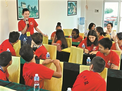 在2019“中國尋根之旅·風(fēng)韻南粵”秋令營(江門營)上，營員們踴躍地作自我介紹