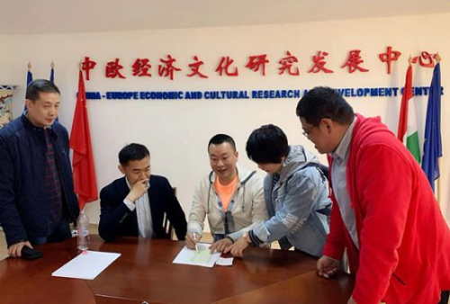 為華僑華人留學(xué)生分發(fā)電影票。(圖片來源：中歐經(jīng)濟(jì)文化研究發(fā)展中心)