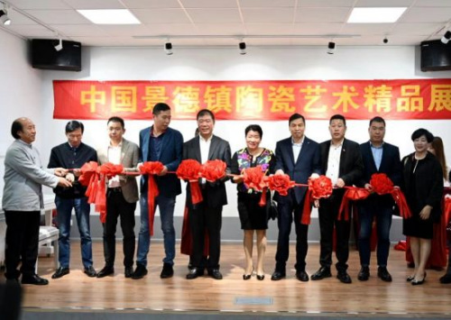 嘉賓為活動(dòng)剪彩