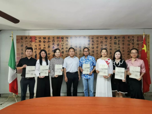 于曉秘書長(zhǎng)為參訓(xùn)教師頒發(fā)證書（中國(guó)華文教育基金會(huì) 供圖）