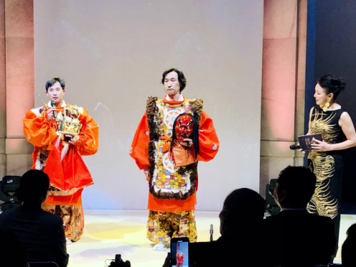 中國舞蹈家黃豆豆與日本藝術(shù)家東儀秀樹合演《蘭陵王》。(日本《中文導(dǎo)報》/楊文凱 攝)