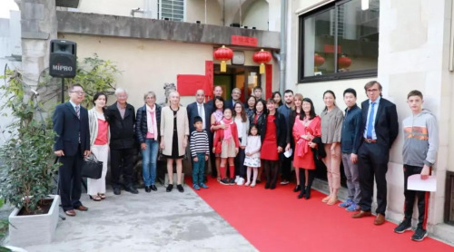 法國波城孔子學(xué)院中方院長賈寶軍(左一)與中法各界嘉賓、學(xué)員在學(xué)院門前合影留念。(法國《歐洲時(shí)報(bào)》/歐文 攝)