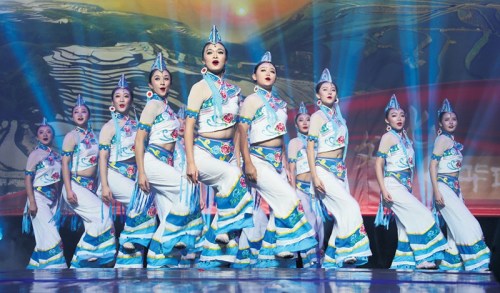 　　彝族舞蹈《踩彩云》。(法國《歐洲時報》/黃冠杰 攝)