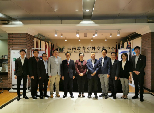 蔡寶強(qiáng)(右五)與馬來西亞一帶一路委員會(huì)代表，與倪慧芳(中)為首的 云南教育國際交流協(xié)會(huì)交流，左起為張振揚(yáng)、林順輝、梁志華、吳奕升、 楊光民、普孟韜、林禮勇、蘭雁，以及童小龍。