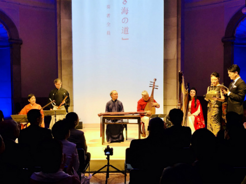 琵琶演奏家方錦龍演奏了《十面埋伏》、《反彈琵琶伎樂天》等曲目。(日本《中文導(dǎo)報》/楊文凱 攝)