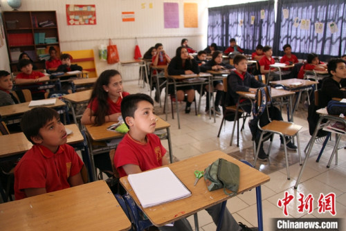 圖為11月6日，長(zhǎng)江學(xué)校5年級(jí)學(xué)生正在上中文課。<a target='_blank' >中新社</a>記者 余瑞冬 攝
