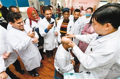 留學生體驗中醫(yī)適宜技術。 （首席記者 李明 攝）