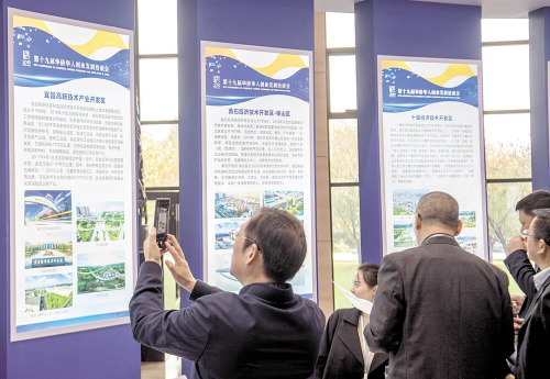 　11月22日，參加華創(chuàng)會(huì)的嘉賓在湖北省重點(diǎn)開(kāi)發(fā)區(qū)展示區(qū)參觀、洽談。 (湖北日?qǐng)?bào)全媒記者 魏錸 攝)