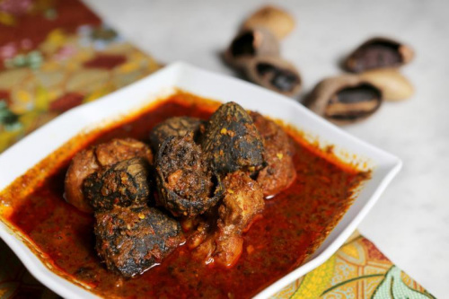 娘惹黑果燜雞傳承了源和春菜館創(chuàng)始人葉之桂的制作食譜。(嚴(yán)宣融攝)