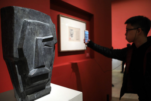 法籍華人藝術(shù)家熊秉明的作品“魯迅頭像”亮相展廳，其創(chuàng)作手稿吸引參觀者拍攝。