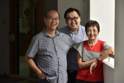 本地戲曲、早期娛樂業(yè)研究達人蘇章愷，三年內出版兩部本地潮州戲曲發(fā)展史，主要受祖母影響，常常全家三代一起坐在電視機前看潮劇。36歲的蘇章愷說，他還沒入學，已經(jīng)搬著小凳子，坐在戲臺前看潮州戲。