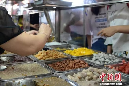 石花膏可以搭配各式各樣的食品，深受不同年齡層次的消費者喜愛?！￡慅埳?攝