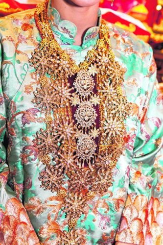 娘惹新娘禮服的前領(lǐng)都會佩戴鑲碎鉆的胸針， 而一般胸針的作用則是把Kebaya的衣襟扣起來。