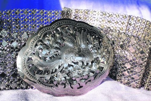 娘惹銀腰帶常刻有“凰”的形象，一般只有三層，這是較少見的六層銀腰帶。