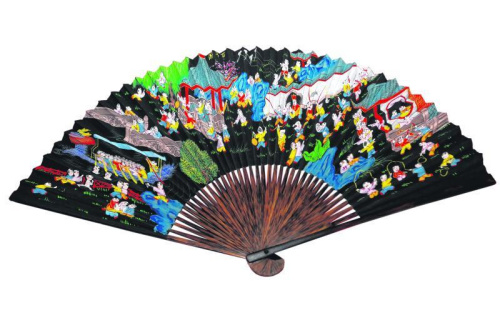 峇峇新郎在整個婚禮的過程中，必須時刻手持紙扇，坐時折扇，站立時開扇。此為百子千孫折扇。