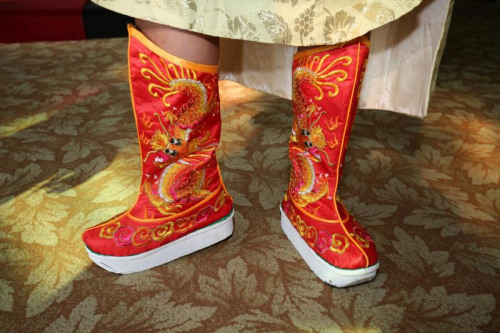 峇峇新郎穿上精繡祥龍的官靴，寓意此生能飛黃騰達、富貴吉祥。