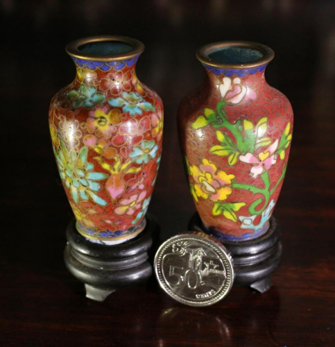 這對迷你琺瑯花瓶是李榮佳祖上傳下來的，繁花似錦的圖案，甚是精致。