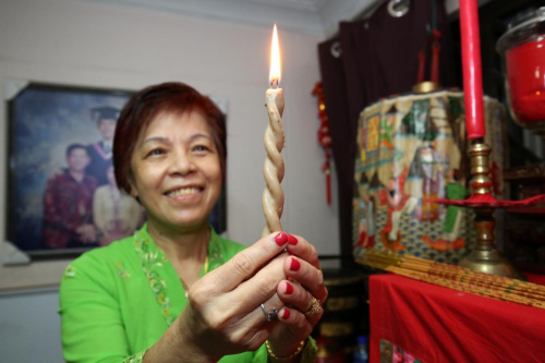 這可是“古董級”的連體蠟燭，造型優(yōu)美，象征夫妻同心、恩愛到白頭。