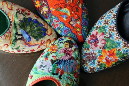 縫制一雙復雜的珠鞋鞋面須要耗費無數(shù)精力及靈巧的手藝，方能制成一雙獨一無二的珠鞋。