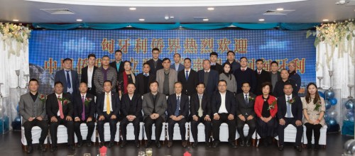 中國僑聯(lián)主席萬立駿一行、中國駐匈牙利使館政務(wù)參贊劉波與匈華僑團(tuán)負(fù)責(zé)人合影。(圖片來源：匈牙利《歐洲論壇》)