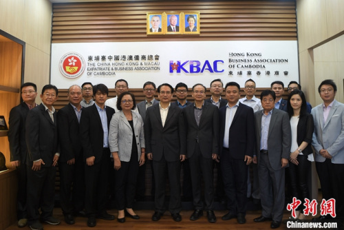 12月3日至4日，中華海外聯(lián)誼會副會長譚天星率代表團(tuán)訪問柬埔寨。圖為譚天星一行拜會柬埔寨港澳僑商總會。黃耀輝 攝
