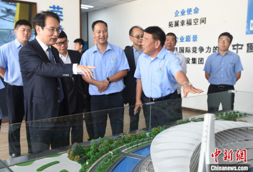 圖為譚天星一行考察“一帶一路”中方援建國家體育場工程。<a target='_blank' >中新社</a>記者 黃耀輝 攝